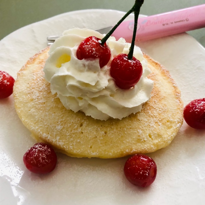 可愛い♡さくらんぼとホイップクリームのパンケーキ